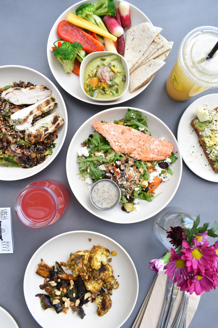 Plato con alimentos frescos y equilibrados